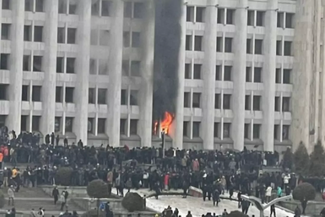 Мэрию Алма-Аты, скорее всего, уже взяли штурмом. Фото ресурса https://www.autoparus.by/