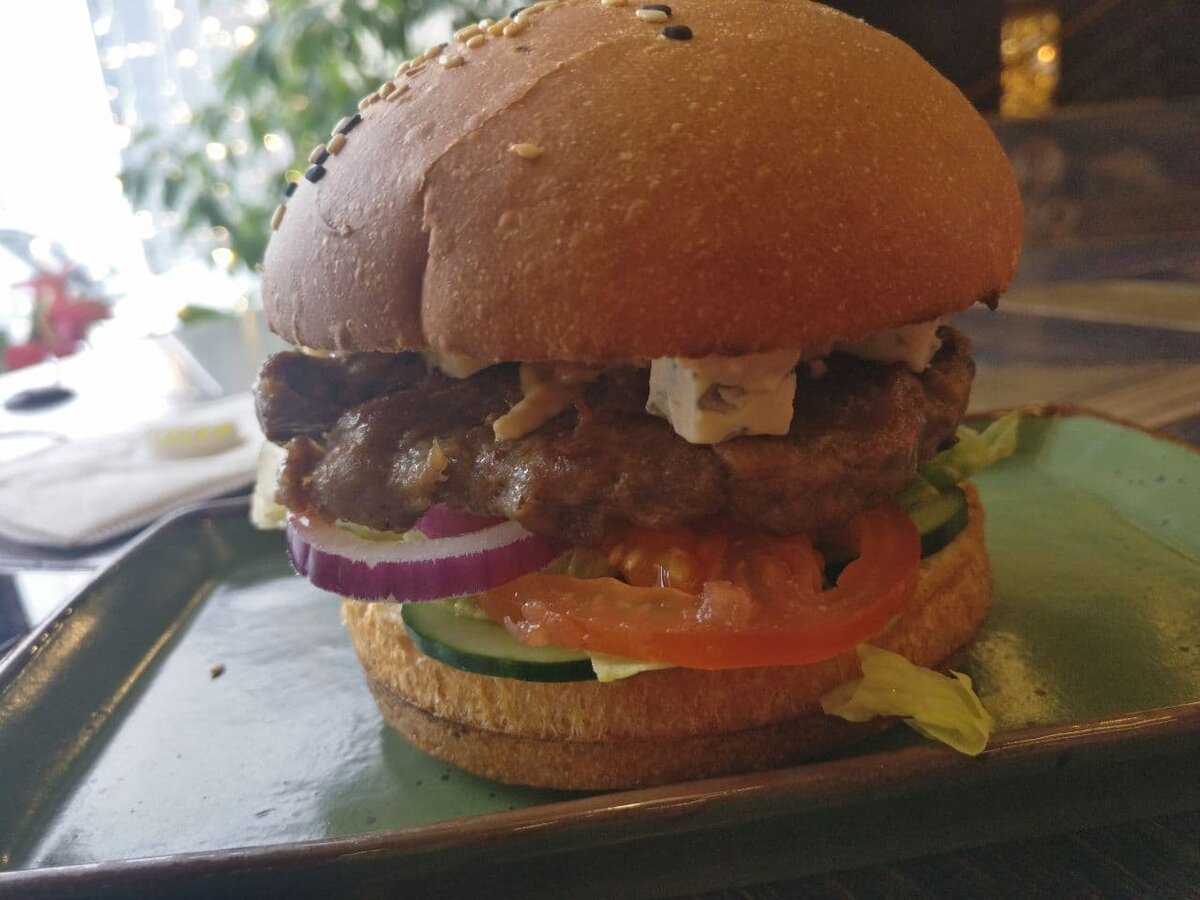 Буржуи продали автору бургер с голубым сыром за 200 р....)))