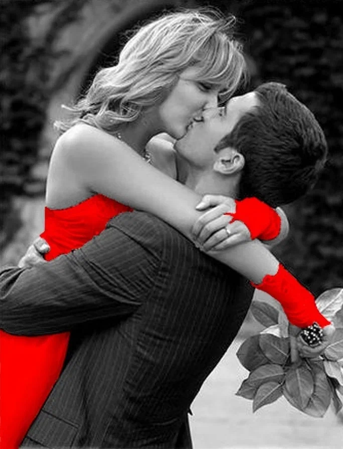 Мужчина целует любимую женщину. Любовь. Необычный поцелуй. Влюбленные. Сладкая парочка.