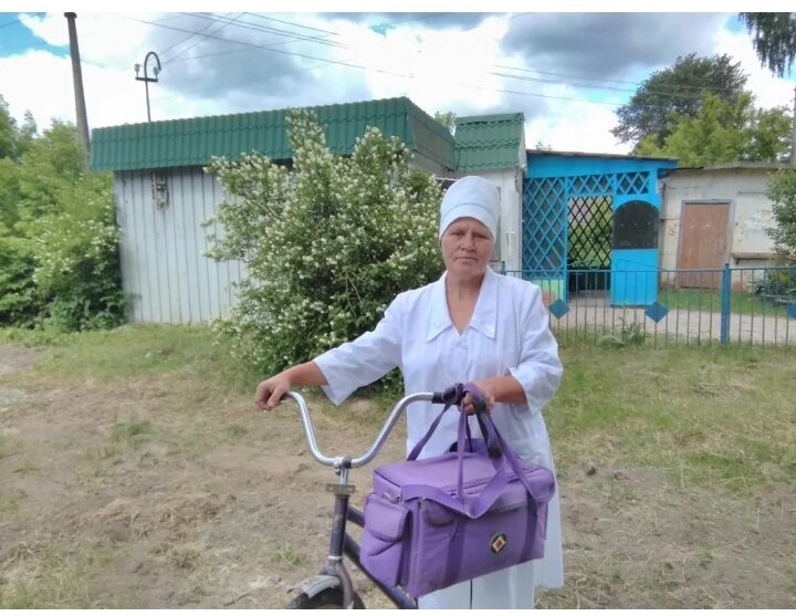 Тётя Катя спешит на помощь. (извините, что лето, не нашла картинку где зима.) 