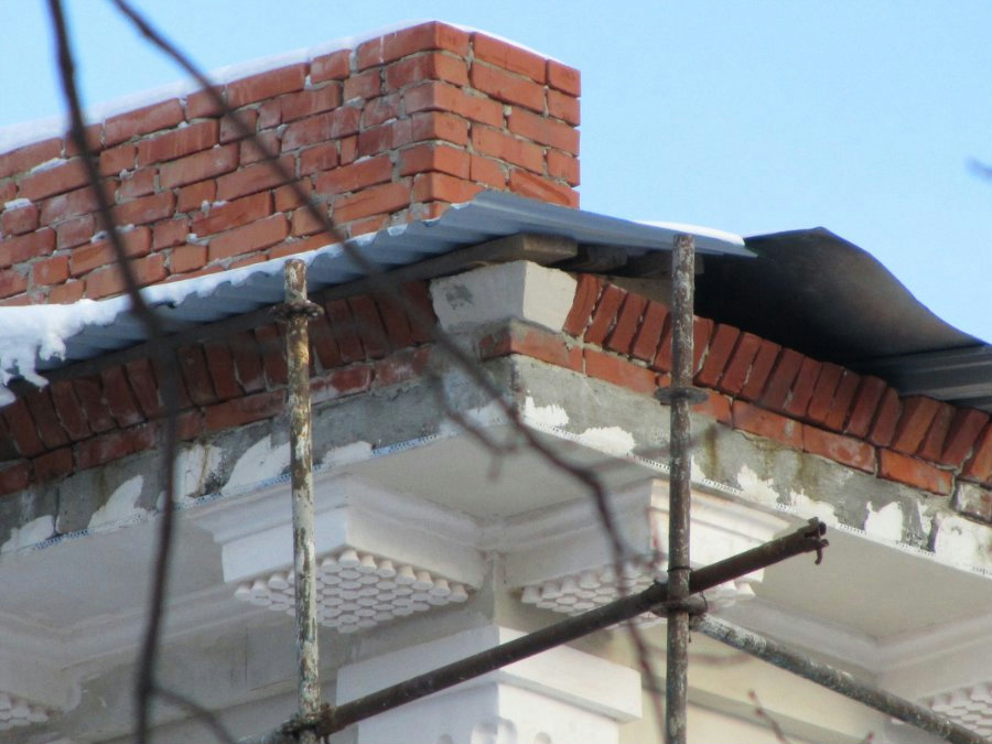  8 января 2012 г. Уже и 2012 год, а бар в Кладовой башне всё живёт. Присмотримся к нему пристальней. У входа видим различные финтифлюшки. Особенно к месту пара урн.-16