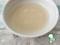     Желатин замочите в холодной воде. Оставьте на 10 минут для набухания.