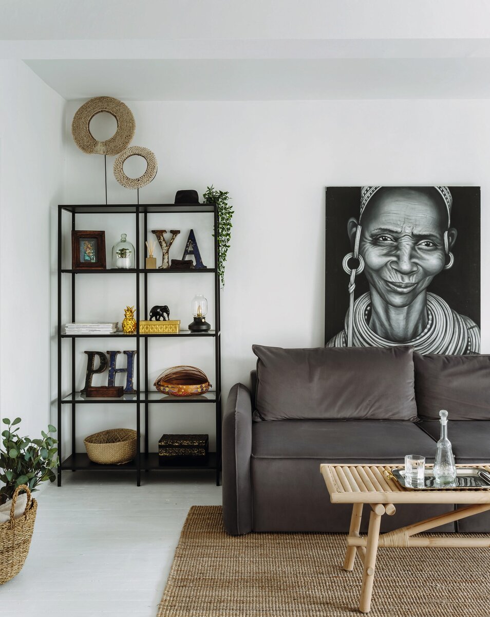 Фото: Ольга ШангинаФрагмент гостиной. Журнальный столик, IKEA; диван, HomeMe.