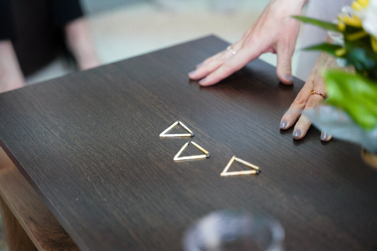 Упражнение: убери 2 спички так, чтобы не было ни одного треугольника