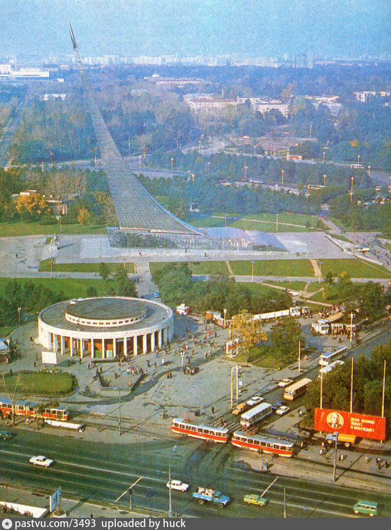 Монумент "Покорителям космоса", 1980. С сайта www.pastvu.com.