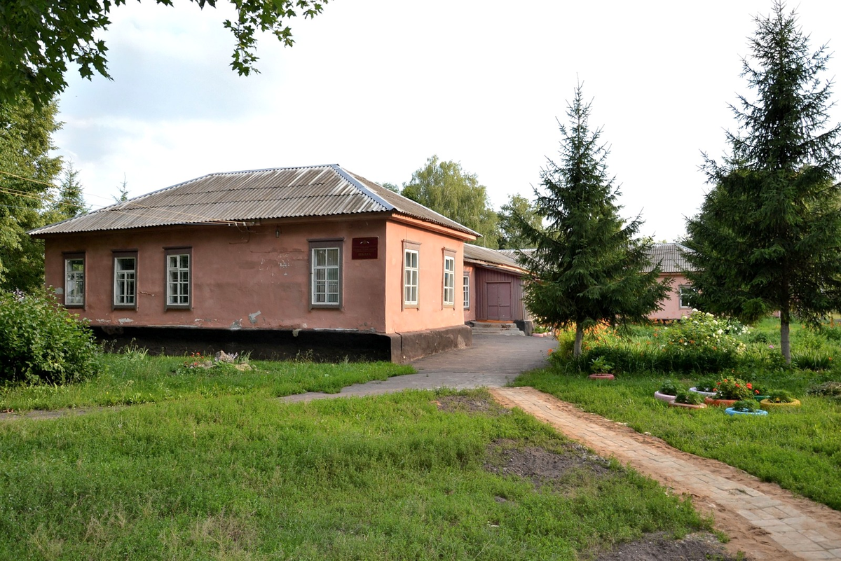 Школа село орловское. Троицкая школа Верховский район Орловская область. Село Троицкое Орловская область. Верховский район Троицкое. Троицкая СОШ Орловского района.