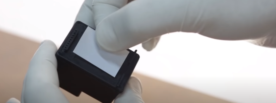 Заклеиваем отверстия после заправки