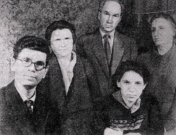 Семья Хоружих (слева направо): сын Веры Захаровны Сергей, сестра Любовь, брат Василий, дочь Анна, сестра Надежда (Москва, 1960 г.).
