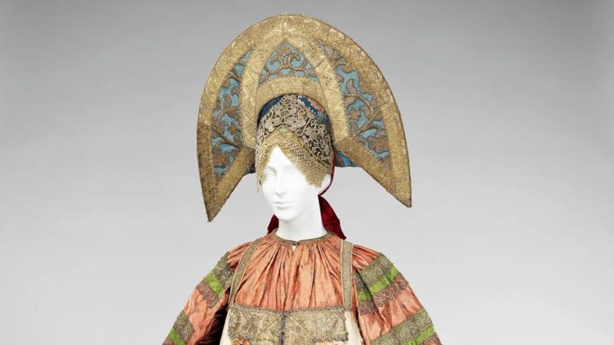 Женский костюм (деталь), русская культура, 19 век. © Метрополитен -музей, Нью-Йорк