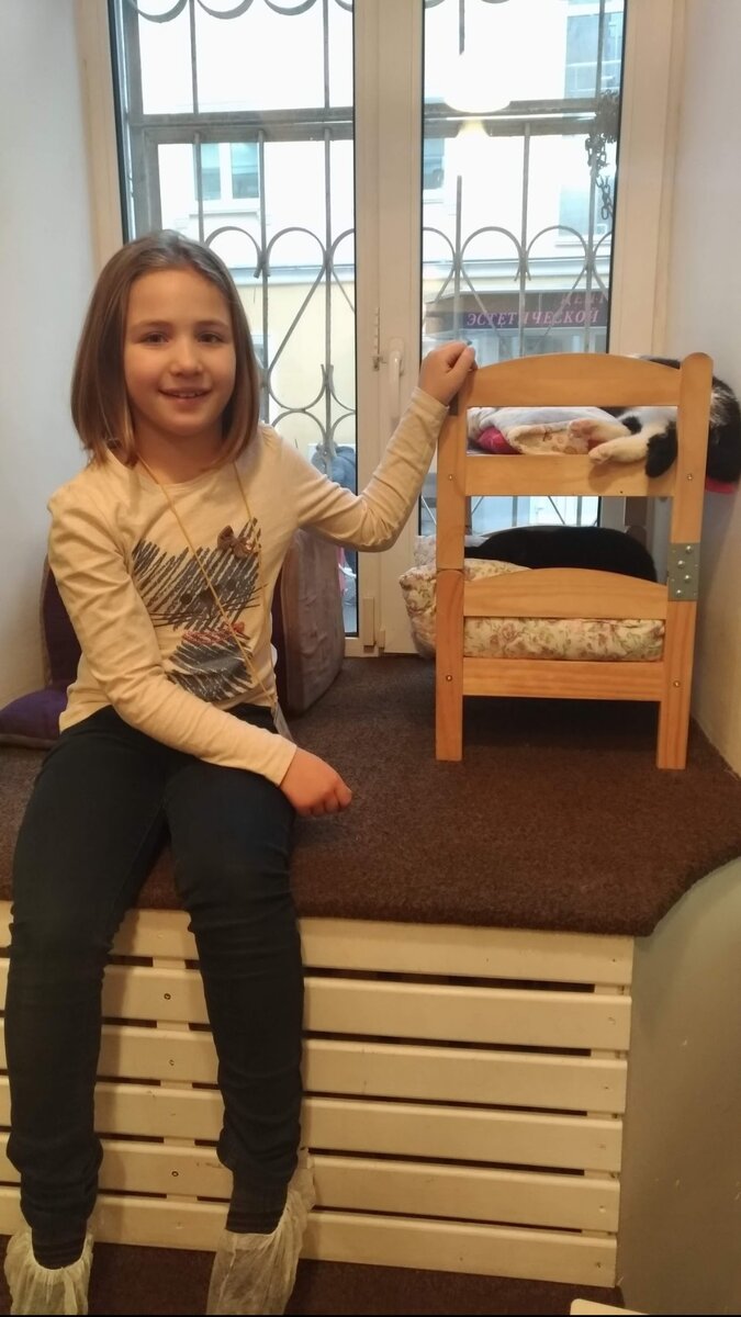 Другой подоконник. Обратите внимание на кроватки))))