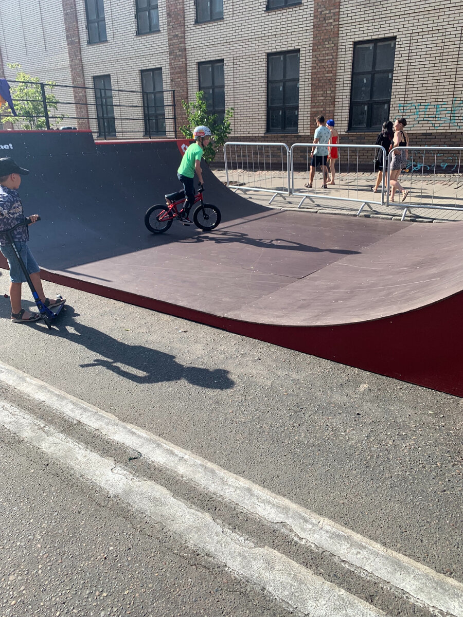 Была обширная, на 2 квартала спорту посвящённая площадь. Её покажу в видио