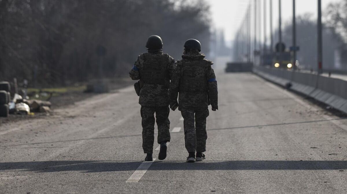    Военнослужащие армии Украины идут по шоссе на окраине города Николаев© AP Photo / Petros Giannakouris