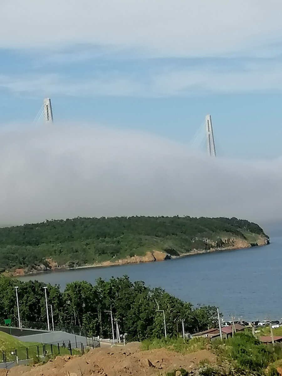 Мост Русский окутанный туманом.