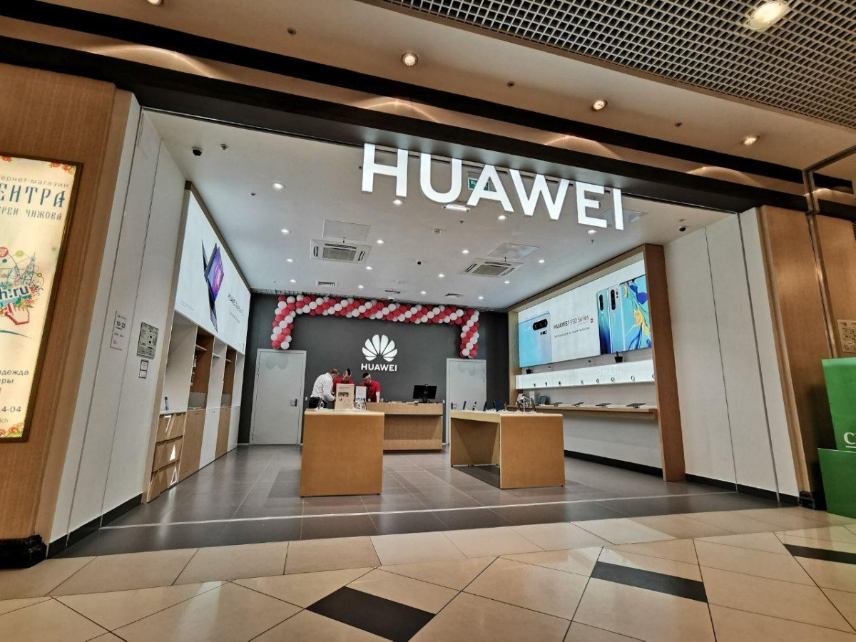 Купить huawei в магазине. Huawei Авиапарк. Huawei магазин. Фирменный магазин Huawei. Бутик Huawei Авиапарк.