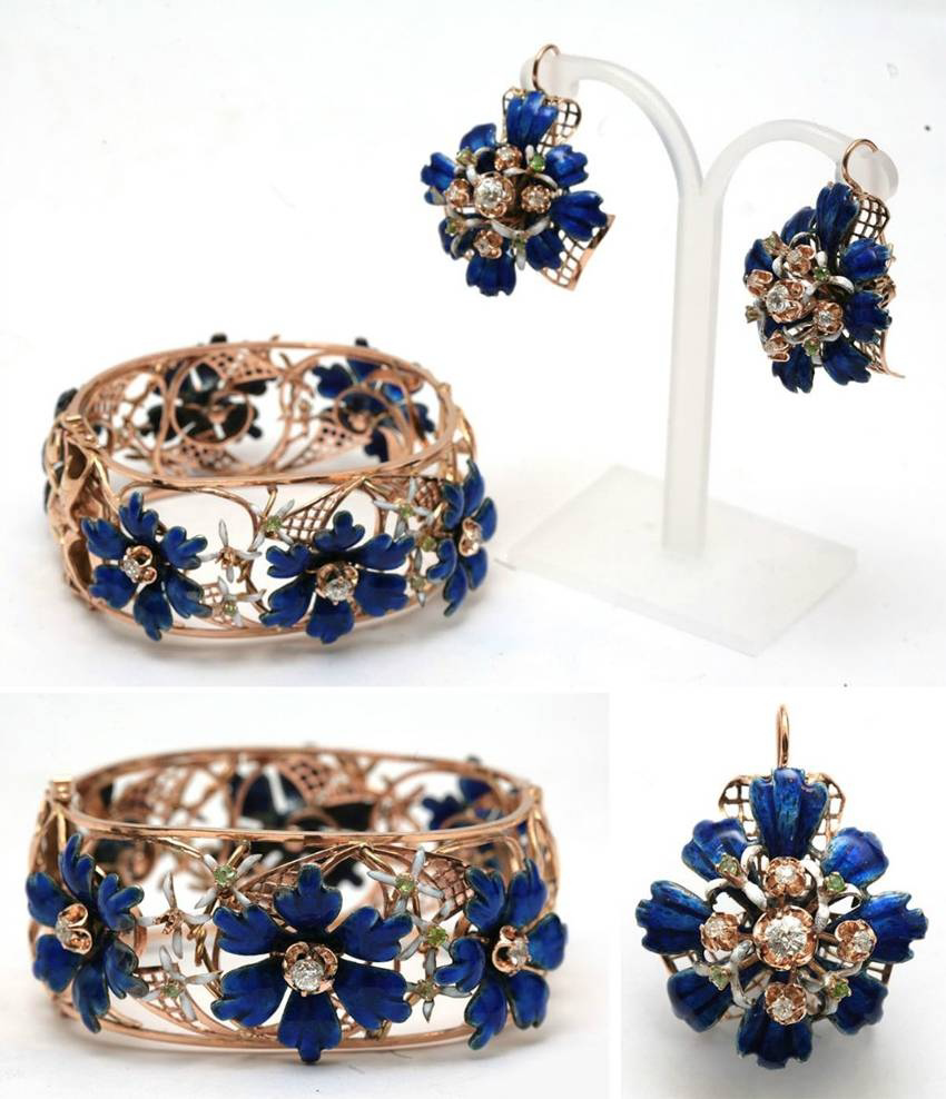 Гарнитур с бриллиантами и гранатами (демантоидами). Золото. Браслет и серьги с горячей и холодной эмалью. Кольцо представляет собой не только историческую, но и художественную ценность, было сделано на заказ для Людмилы Георгиевны. Это было одно из ее любимых колец, которое она носила с разными сценическими костюмами. Предположительно Россия, вторая половина XX в. Экспертиза Московского Государственного Университета