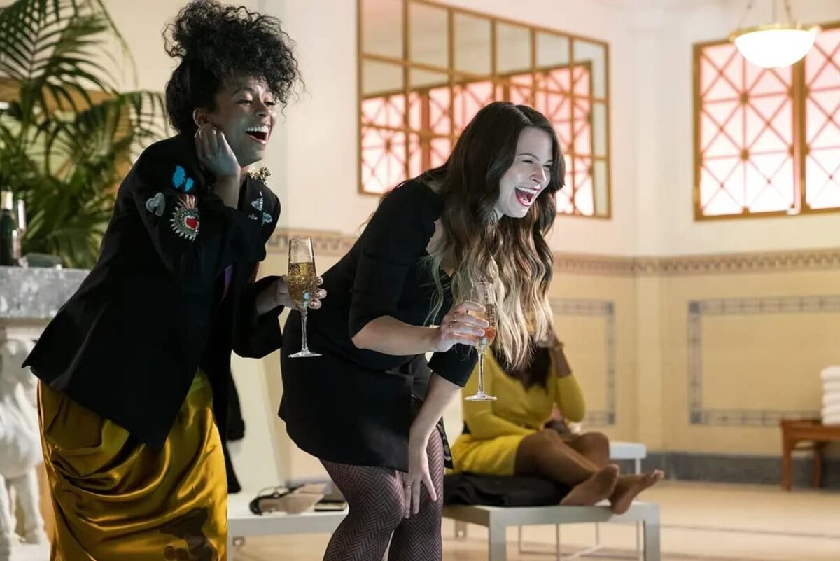 Кадр из сериала «Изобретая Анну». Кэти Лоус в роли Рейчел Уильямс.