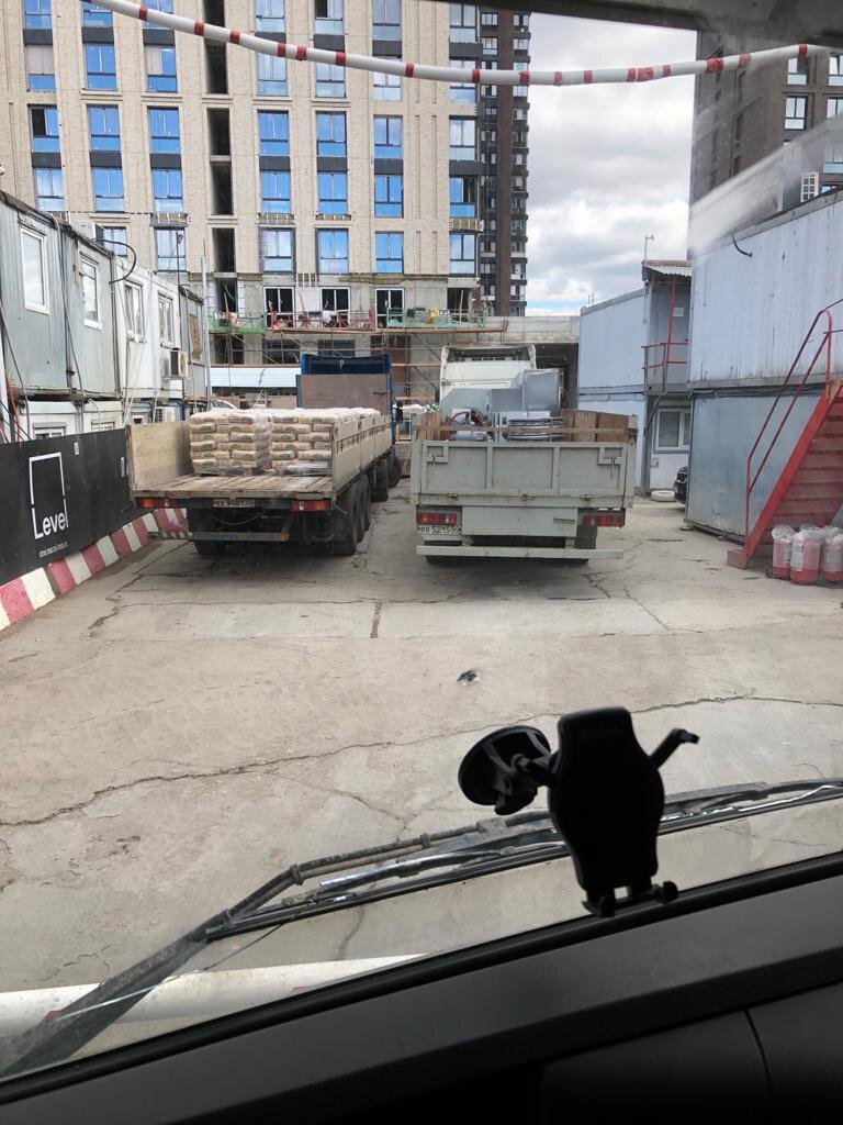 Длинномер   на стройплощадке