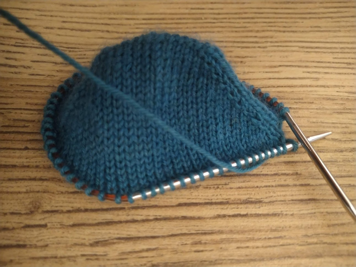 Мысок готов. Я благополучно забыла сделать фото до того, как пересняла его на круговые спицы, потому оно такое странное