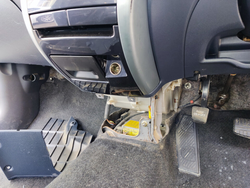 Демонтаж нижнего пластика обивки салона