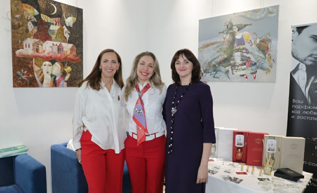 Всероссийский эстафетный фестиваль Сообщества ПРО Женщин, в котором приняли участие 33 города России, с громким успехом прошёл в Москве в эту субботу, 17 сентября!  
Для меня, как председателя оргкомитета, это колоссальный опыт.  
Я реально увидела, насколько я могу реализовываться, какие у меня есть способности и как они помогают мне. Результат подтверждает мои компетенции! Лучший подарок к своему ДР. Я будто бы сдала сама себе экзамен. 

А какие это компетенции

умение коммуницировать с руководящим аппаратом, с государственными структурами и договариваться на результат 
умение чувствовать другого человека (в том числе, члена команды, партнёра, участника выставки) 

Также (надеюсь) мне удалось донести, что я не только общественный деятель, но и это эксперт: психолог и писатель. 
Всё это я могу и умею совмещать с материнством и женским воплощением. 

Для многих я - ролевая модель, которая воплощает в себе раскрытую и проявленную уникальность женщины. 

Теперь я с гордо поднятой головой и чистой совестью могу рассказывать о том, на что способна женщина, 
мотивировать женщин на невероятные дела, стартовать с любой точки: и с нулевым опытом, и без вложений и связей, не обладая при этом никаким первичным опытом, вложениями, финансовыми ресурсами! 

Нужна мотивация
Нужен ресурс
Хотите достичь большего

Обращайтесь, и я  научу вас!