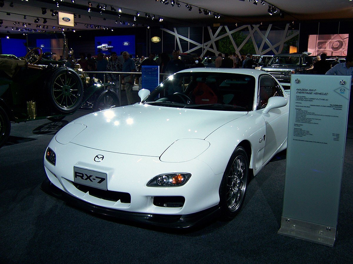https://upload.wikimedia.org/wikipedia/commons/thumb/f/f3/Mazda_RX-7_-_Flickr_-_Alan_D.jpg/1200px-Mazda_RX-7_-_Flickr_-_Alan_D.jpg