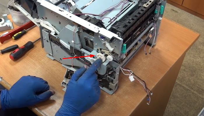 Фото 127. Снимаем клемму на термоэлементе