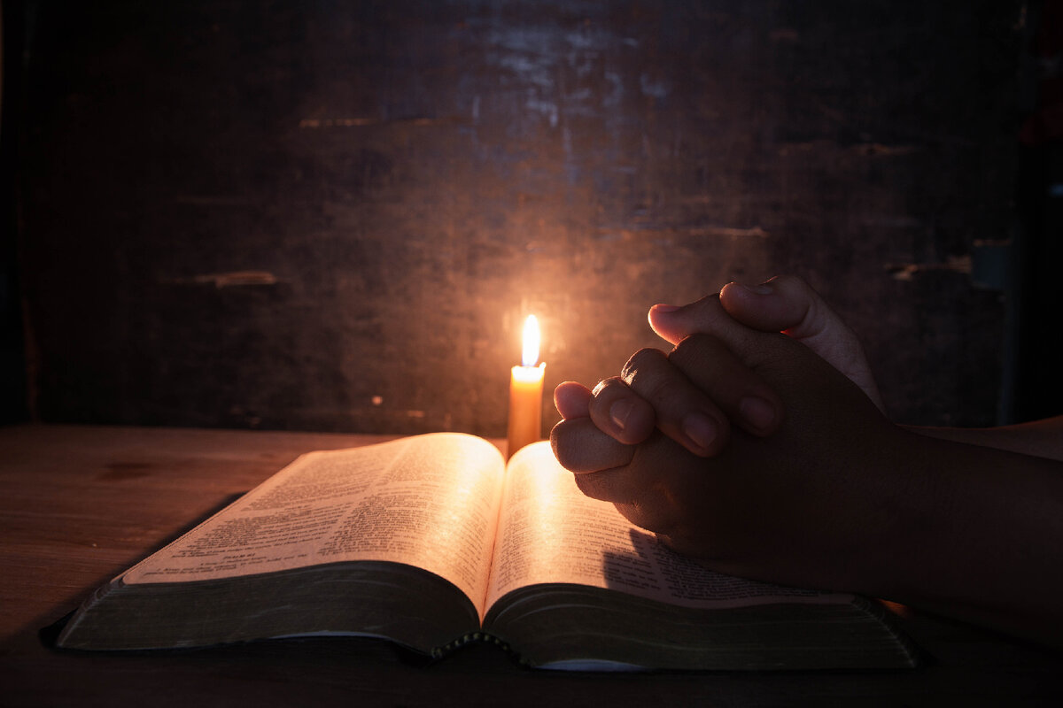 Источник: <a href="https://ru.freepik.com/free-photo/women-praying-on-the-bible-in-the-light-candles-selective-focus_5508043.htm#query=%D1%85%D1%80%D0%B0%D0%BC&position=5&from_view=search">Изображение от jcomp</a> на Freepik