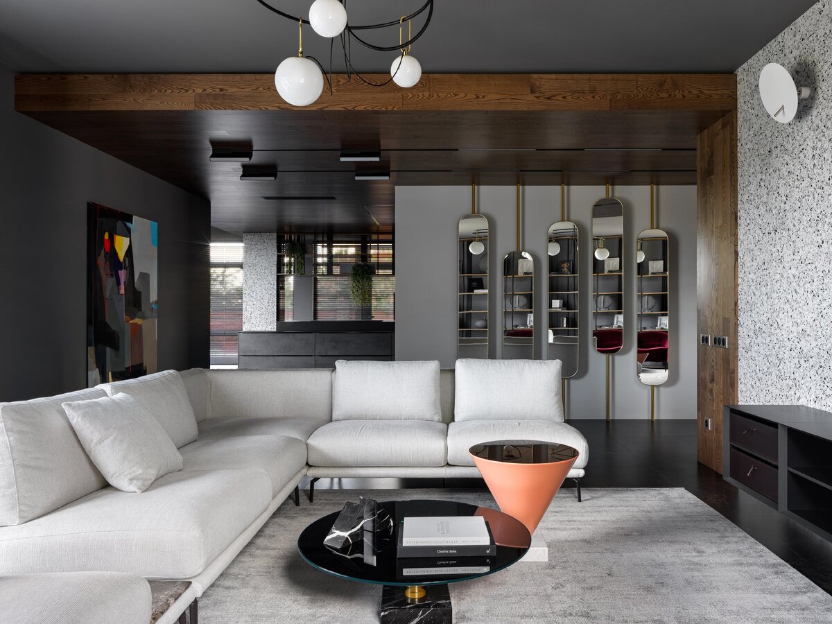    Гостиная. Диван, Nicoline Italia. Журнальные столики, Tonin. Ковер, Art de Vivre. На стене слева работа Константина Zmogk, галерея Reloft art., фото: Сергей Красюк. Стиль: Анна Бабенко