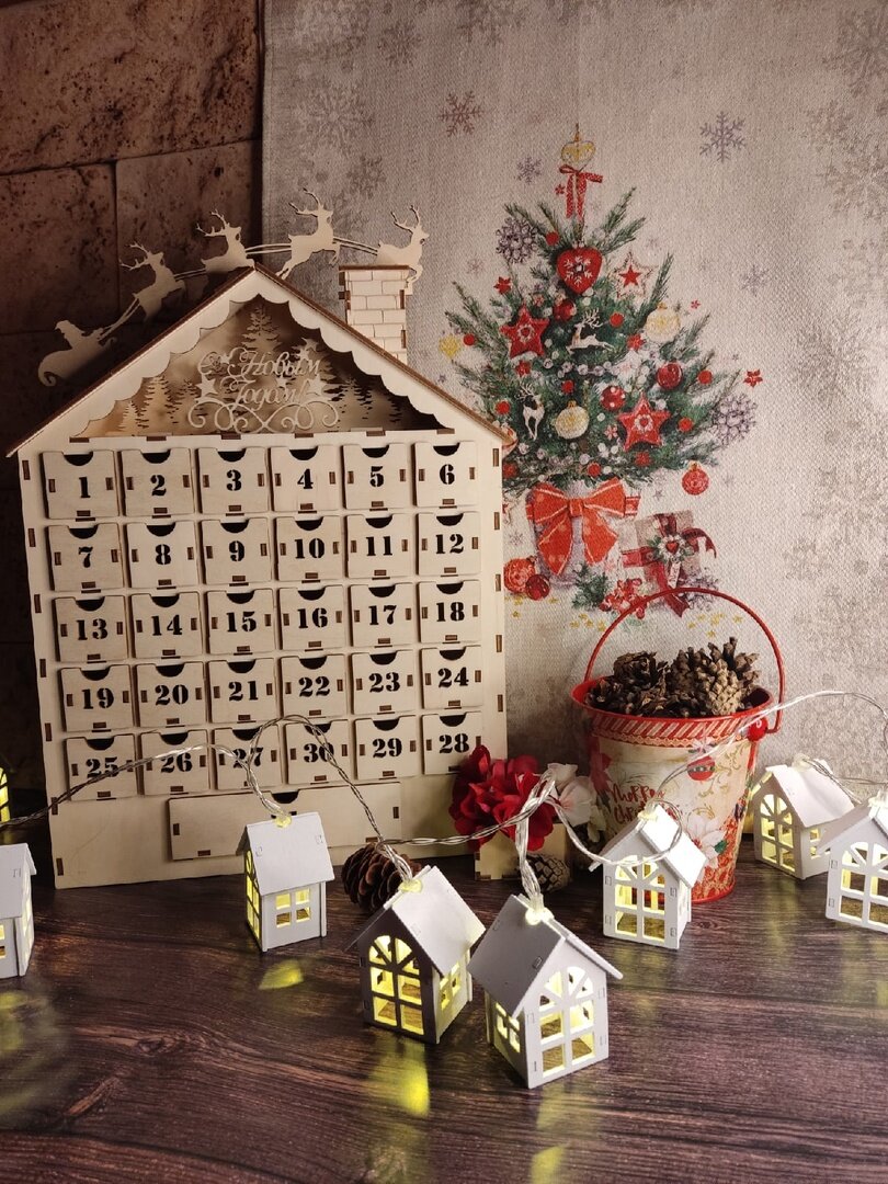Календарь похож на многоэтажку, а гирлянда - на частный сектор