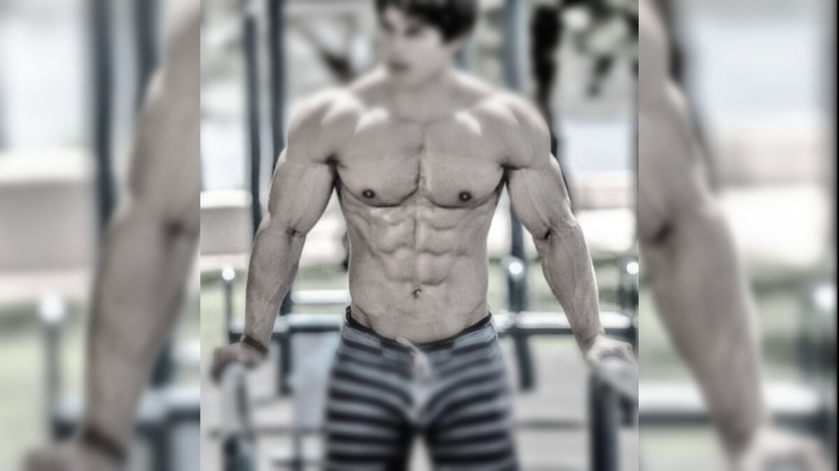 Атлет с мощным торсом