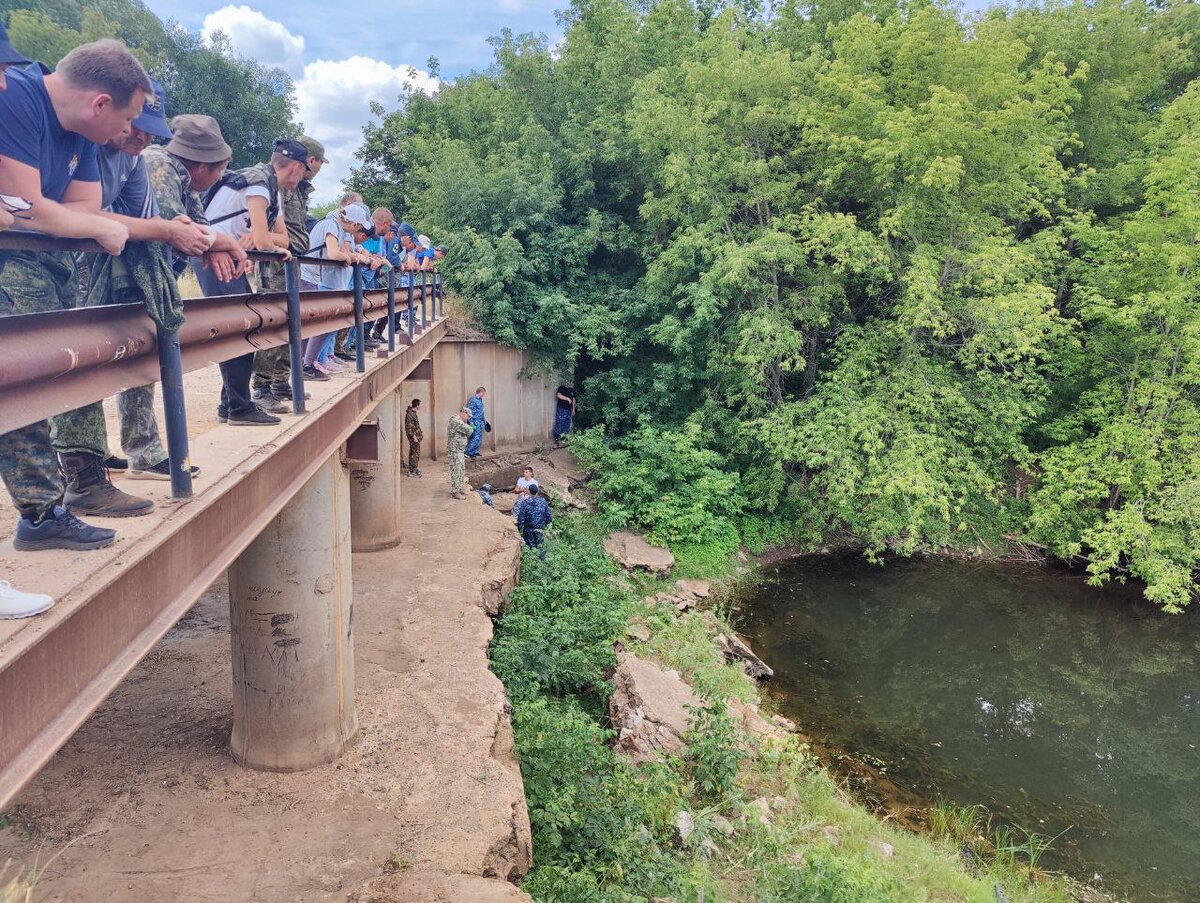 Каждый день мальчика искали сотни людей по всей окрестности. У этой реки он, предположительно, ночевал
