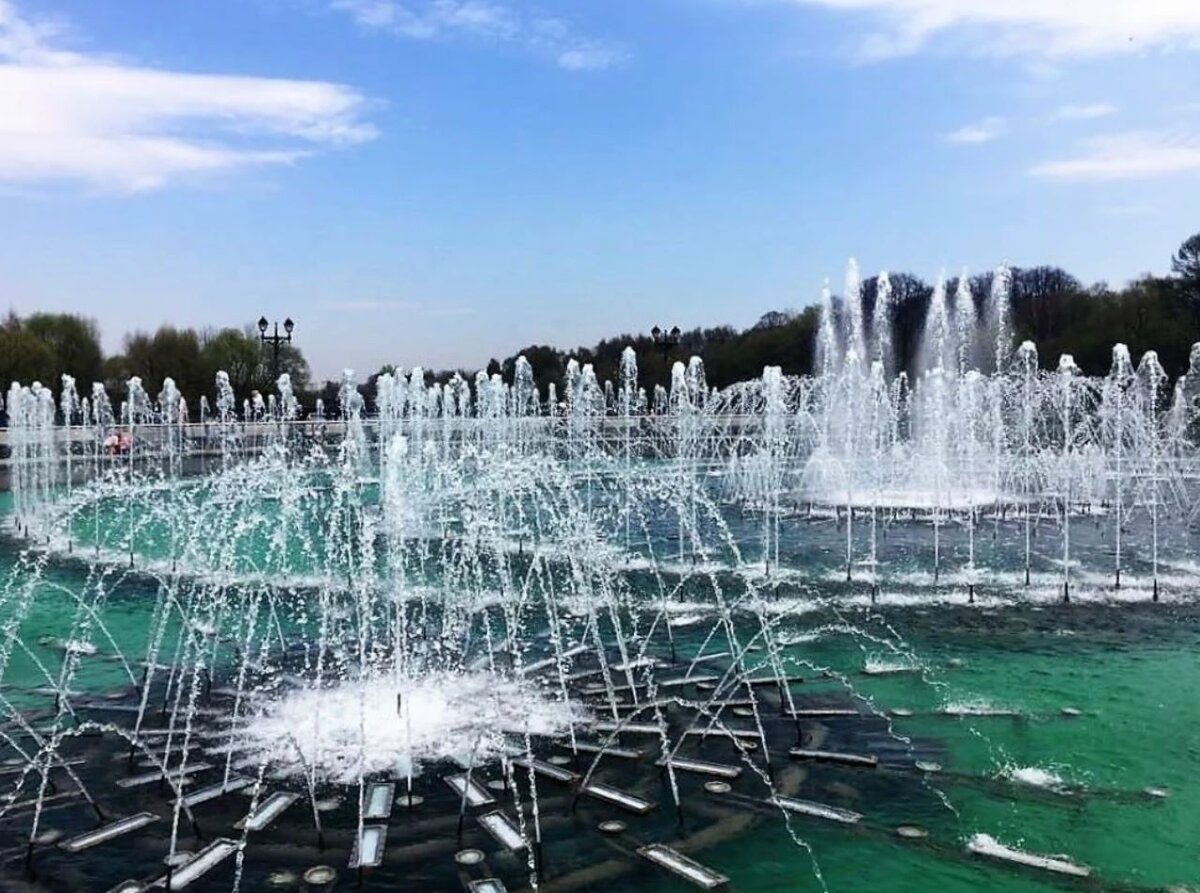 Конечно парк. 2022 Блестящие в парков. Caricynskiy Park.