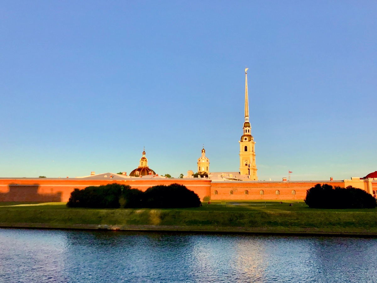 Панорама Петропавловской крепости в лучах закатного солнца. Фото автора.