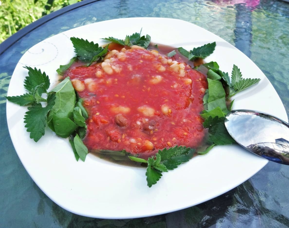 Отличное решение для жаркого дня - холодный томатный суп с фасолью