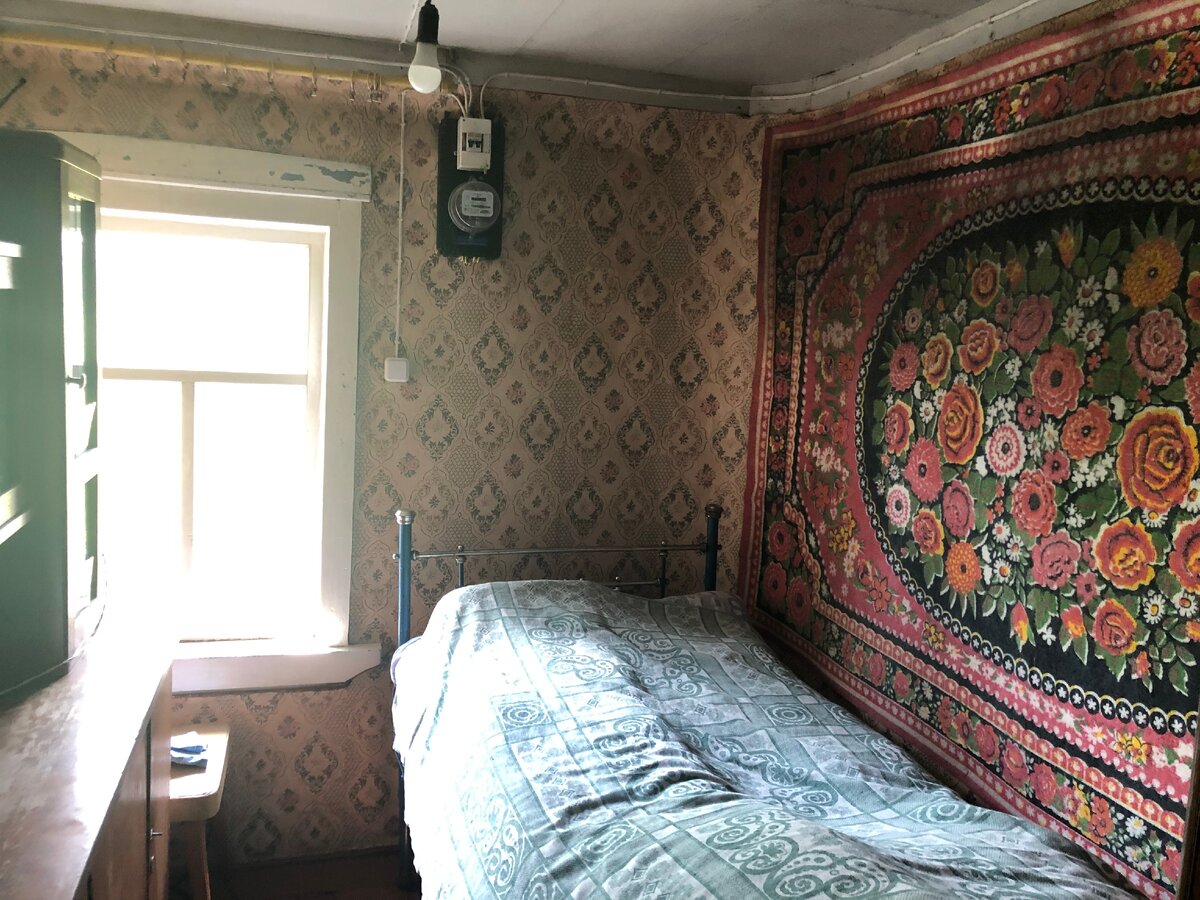 Так было. Позже за ковром мы нашли тайник