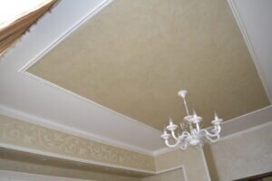 Если вы впервые сталкиваетесь с этим материалом, то сразу хочется вас успокоить – ничего сложного и сверхъестественного в ней нет. Обычно она продается в виде сухой смеси, которую в процессе требуется приготовить, а есть уже готовая штукатурка. Состав материала довольно прост: вяжущий материал, добавки и наполнитель. В зависимости от вида штукатурки, компоненты могут быть разными. В качестве вяжущего вещества может быть гипс, известь, полиуретан, акриловые и эпоксидные смолы. Они обеспечивают пластичность штукатурки, которая очень важна. Если говорить о наполнителе, то это может быть цветной клинкерный или белый портландцемент, и различные цветные или пигментные заполнители. Добавками являются пластификаторы и другие материалы, которые повышают свойства штукатурки отталкивать влагу. В структурные смеси добавляют специальные твердые элементы, для формирования борозд (короед). Это древесные волокна, кварцевый песок, синтетические гранулы или мраморная крошка. Они могут быть как крупной фракции, так и мелкой.