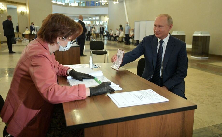 Владимир Путин голосовал по старинке: лично и в основной день общероссийского голосования.
Фото: kremlin.ru