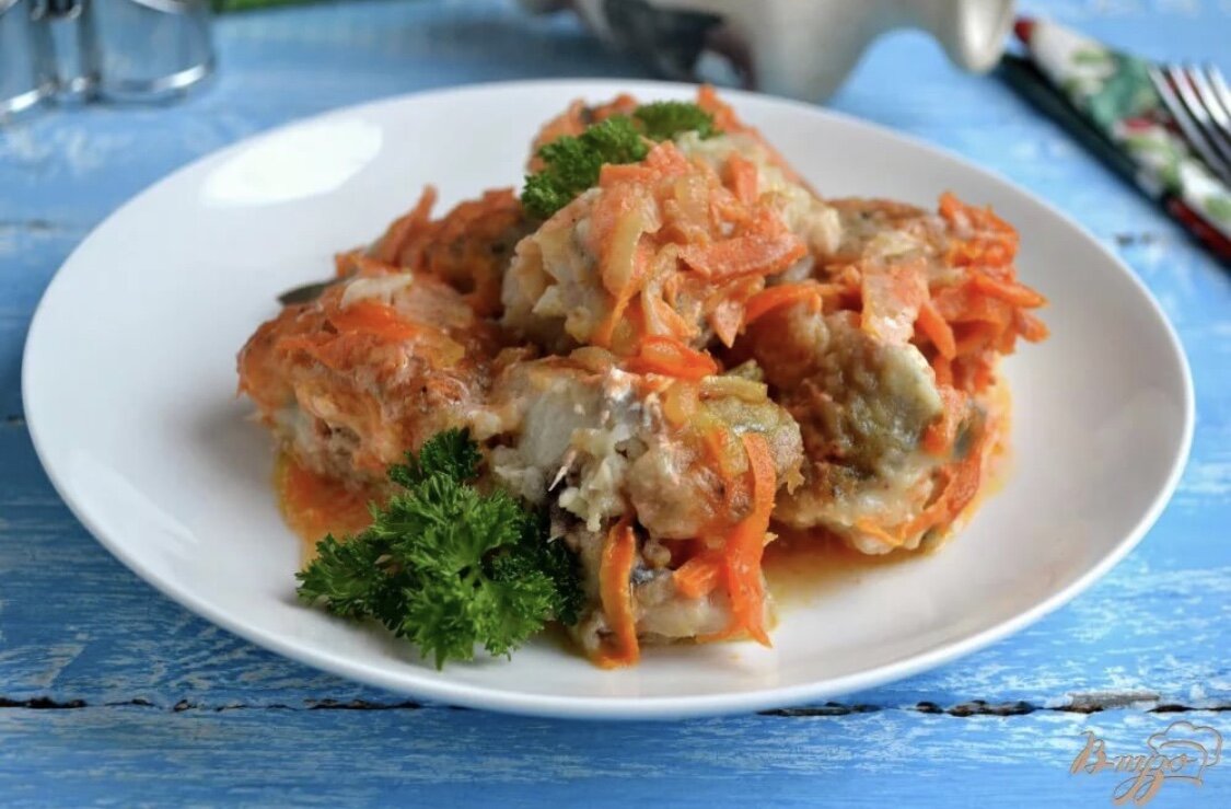 Рецепт тушеной рыбы с морковкой. Хек в томатном соусе с морковью и луком. Хек тушеный с морковью. Тушеная рыба в томатном соусе. Рыба тушенная в томате с овощами.