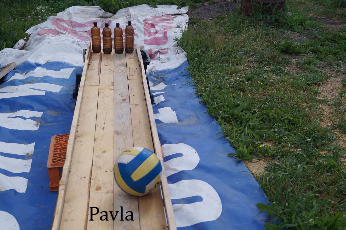 вот и "кегли", наполненные песком для устойчивости