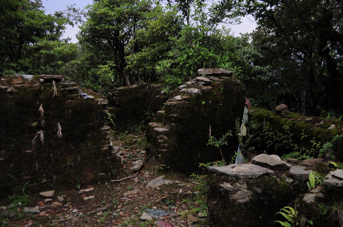 Руины древнего храма на высоте 2500 м