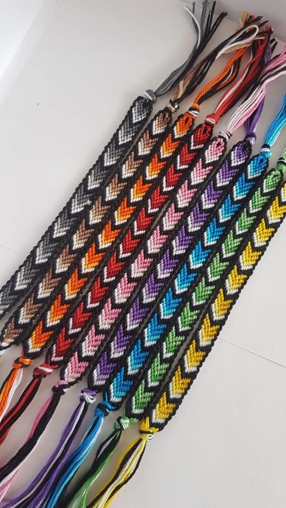 Источник фото:  https://www.etsy.com/ca/listing/680361547/ombre-chevron-friendship-bracelets-with?ref=shop_home_active_1&frs=1