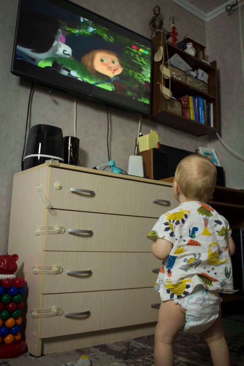 Смотрим и пытаемся стоять без поддержки,сам того не замечая.