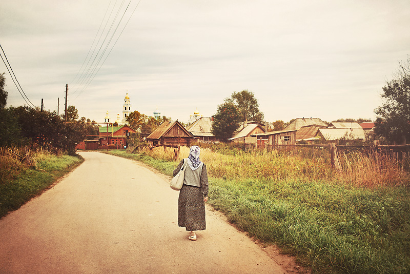 Деревня моя дорогая. Дорога по деревне. Люди в деревне. Люди идут в Церковь. Дорога к храму в деревне.