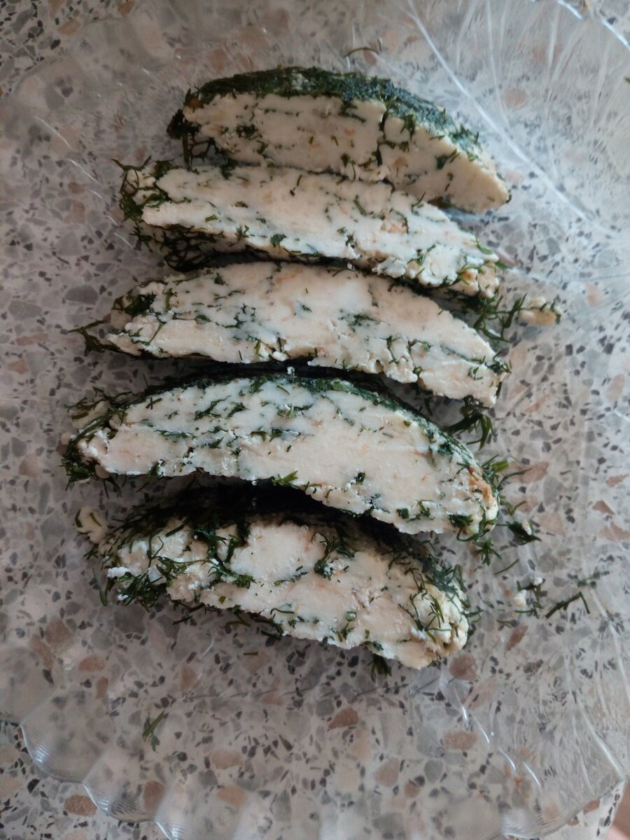 На 1 литр молока, 1/2 ч.ложки соли, можно добавить и больше, тут по вкусу(у меня адыгейская соль с приправами),2 ч.ложки столового уксуса 9%, пучок укропа. А так же марля, чтобы процедить . кастрюлю вылить молоко, добавить соль, дождаться когда начнет закипать и влить уксус, варить около 3 минут.Процедить через марлю и в полученный творог добавить мелко нарезанный укропом, перемешать.Творог в марле оставить в сите под гнетом, около 3 часов.Приятного аппетита! P.S.чем жирнее молоко, тем больше продукта на выходе, у меня получилось около 200 гр.Ту сыворотку,что осталась можно использовать на блины, например.