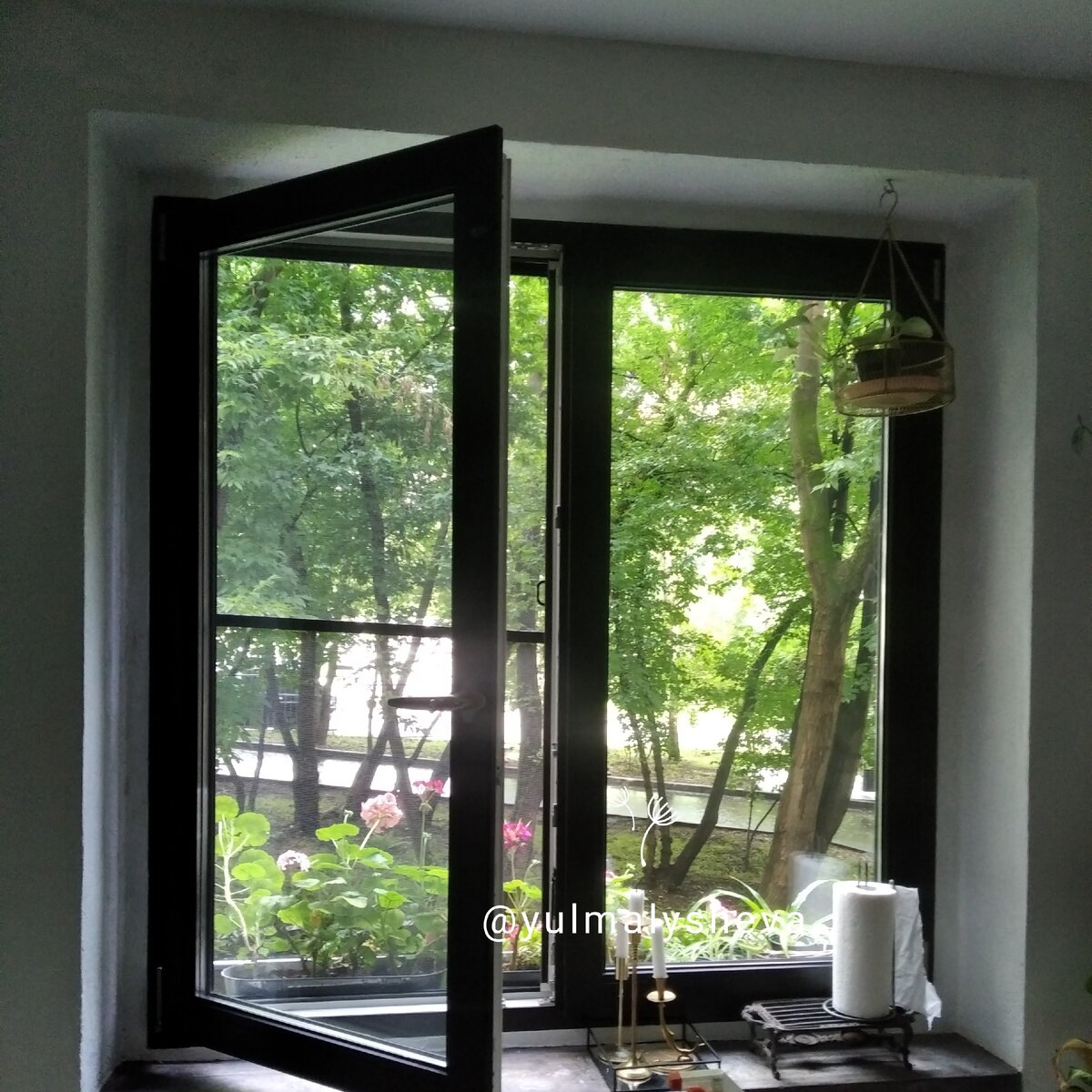 Черное окно на кухне было моей мечтой, и при казаке стеклопакетов я ее реализовала 