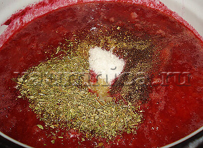 Соус из слив на зиму с луком, чесноком и пряностями: рецепт - Лайфхакер