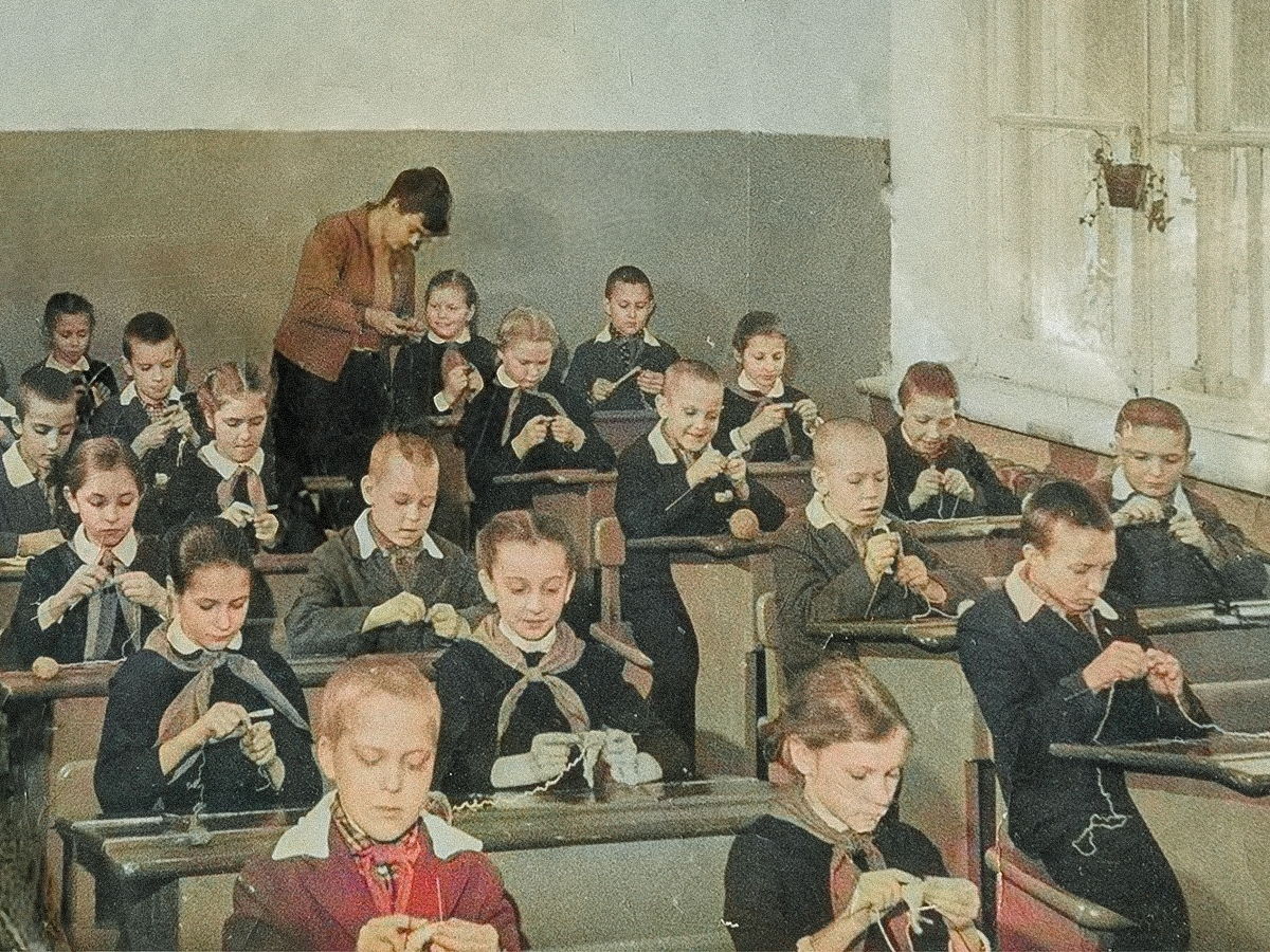 Урок по вязанию в школе