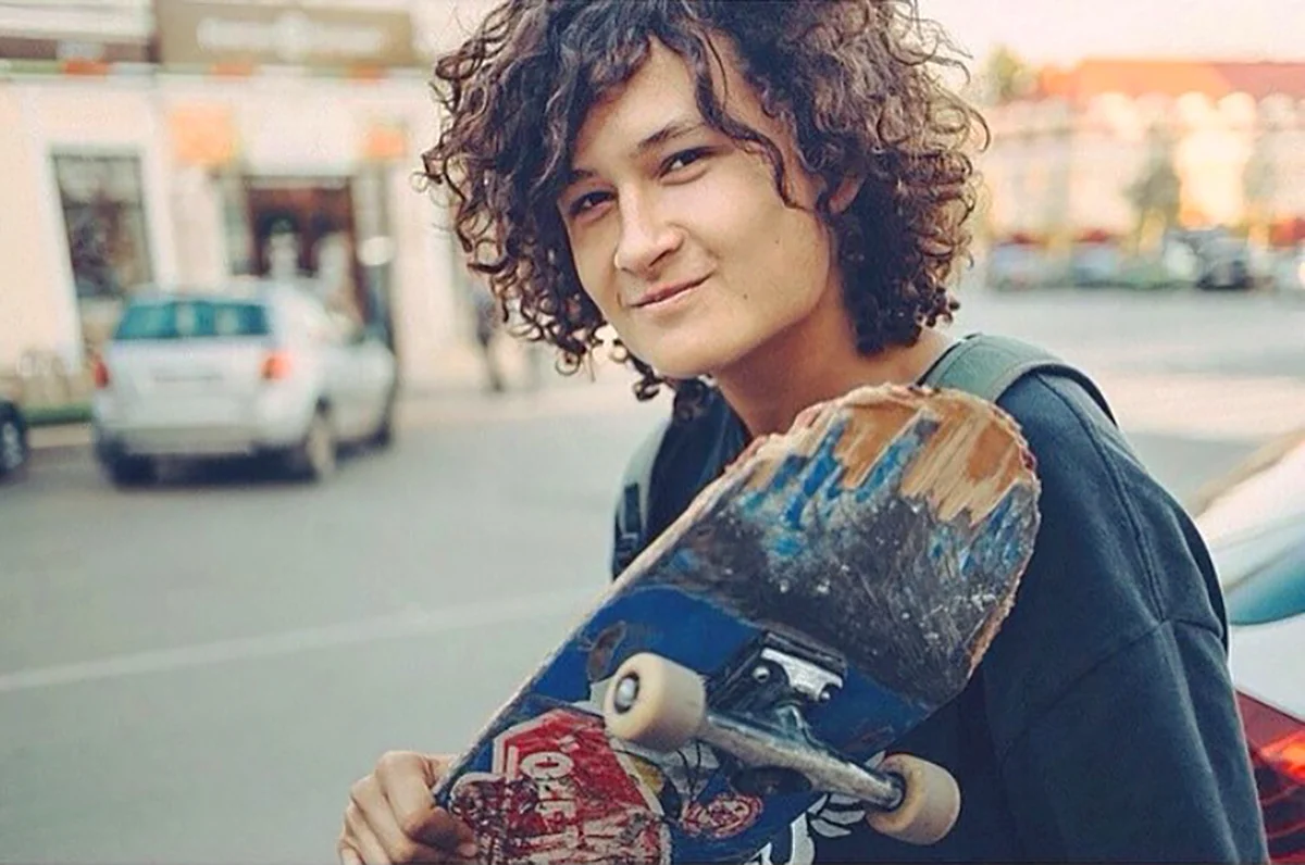 Тут Алишеру около 15 лет.