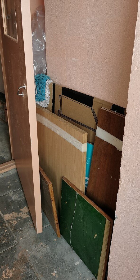 В коридоре не лучше.