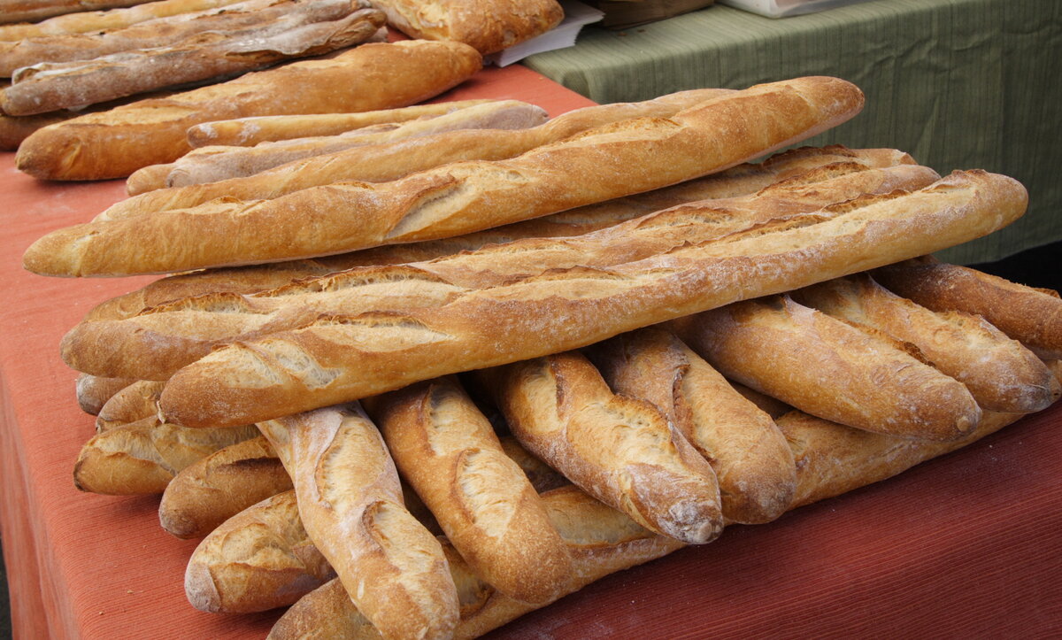 Французский багет, который перепутали с русской "французской" булкой. Да, он хрустит.  